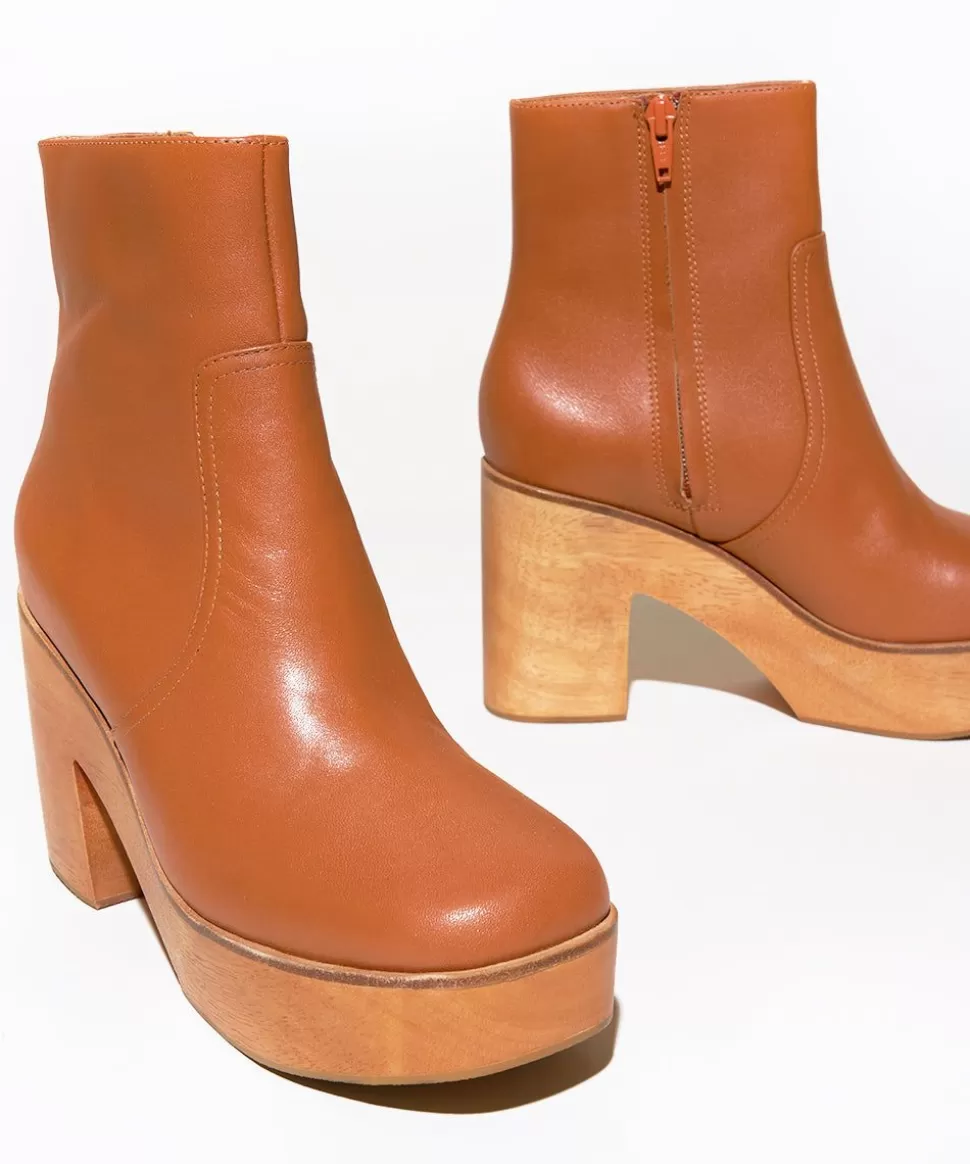 paz_in_luggage_2.webp Online Charlotte Stone Paz In Luggage