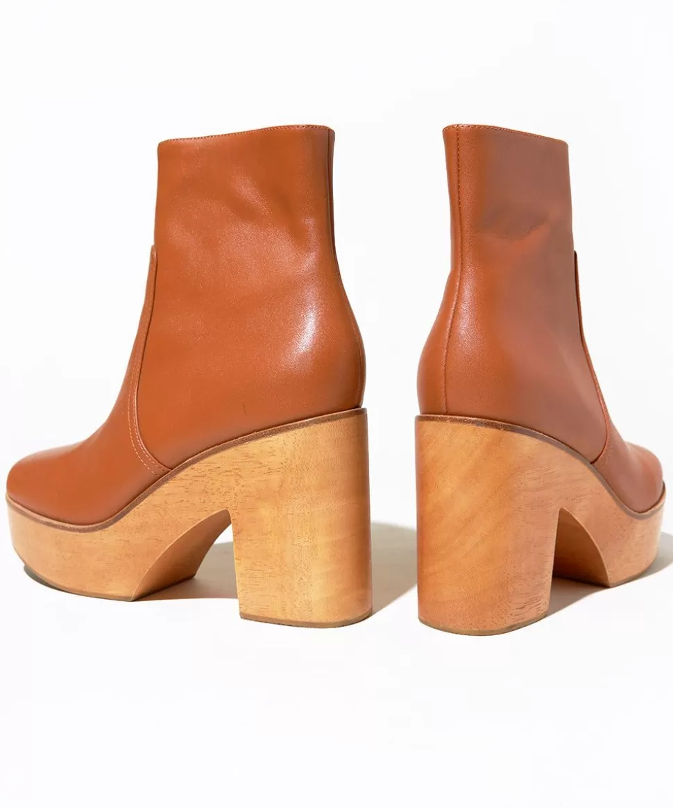 paz_in_luggage_3.webp Online Charlotte Stone Paz In Luggage